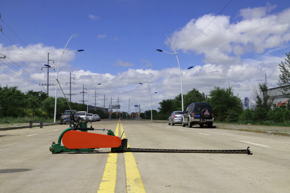 Suspended single-blade lawn mower