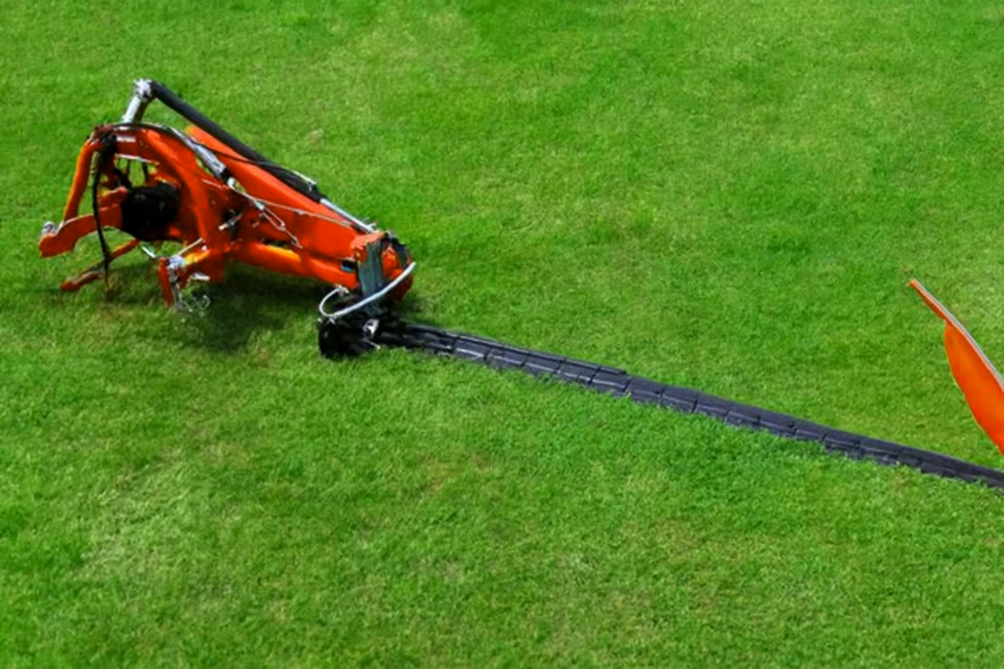 Towed single-blade lawn mower