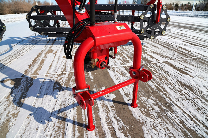 Side profile of the agricultural roller rake